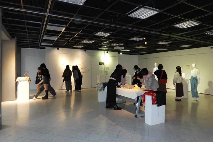 校內展現場，觀眾在展區間參觀