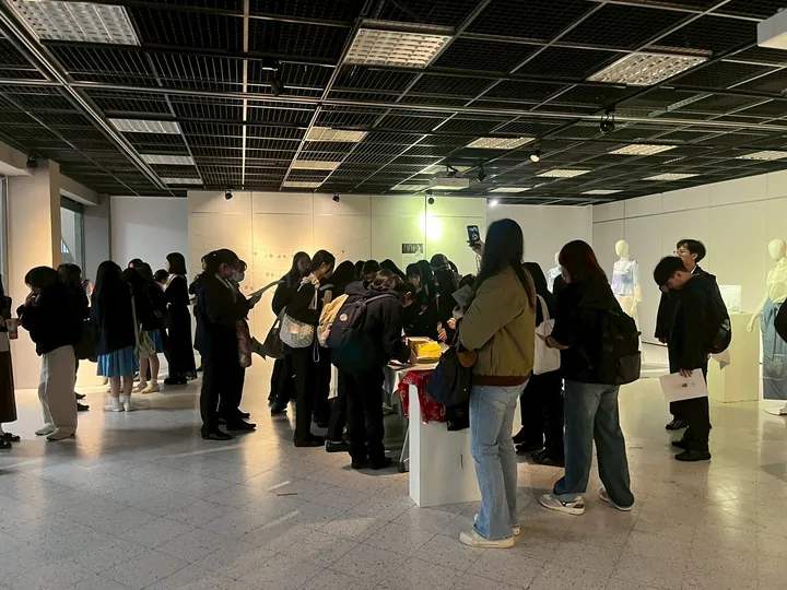 校內展現場人潮