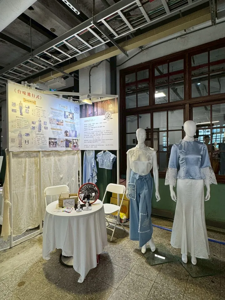 校外展展位：兩套改造服飾與壁報