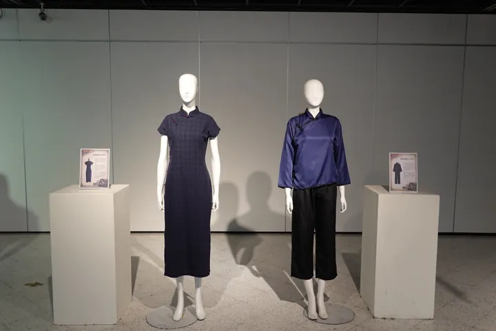 第二展區：兩套深色傳統旗袍與大襟衫展示
